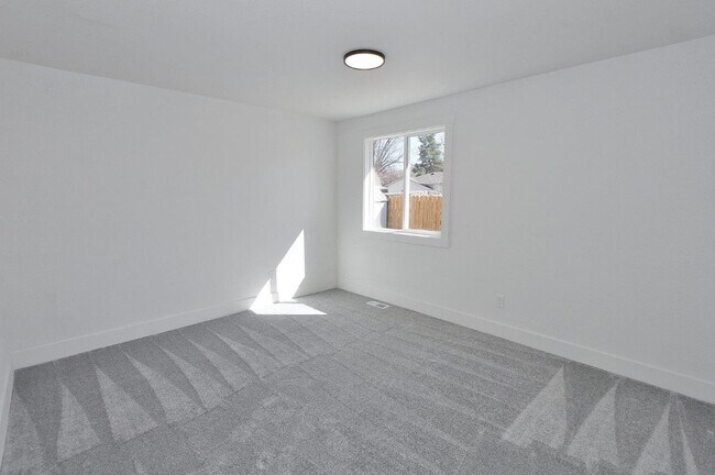 Building Photo - Charming Single-Level Home