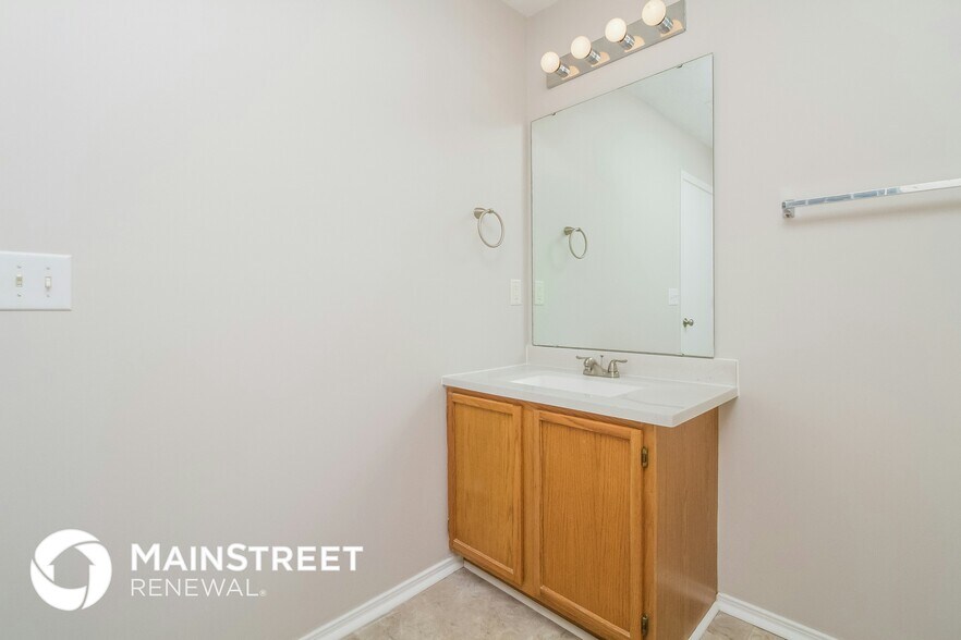 Building Photo - 7218 Hidden Lake Dr