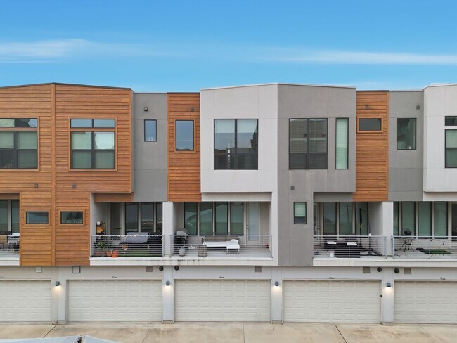 Building Photo - 2401 Crawford St