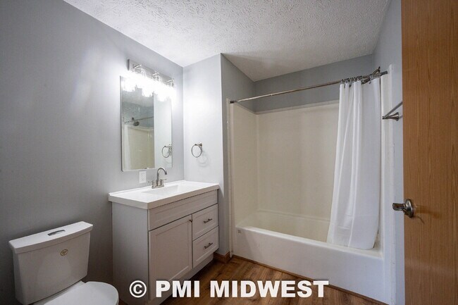 Building Photo - "Charming 4-Bedroom Home with 2 Full Baths in Arcadia – Your Spacious Retreat Awaits!"