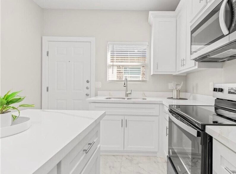 Beautiful kitchen with large fridge with water and ice dispenser - 2513 E Israel Ave