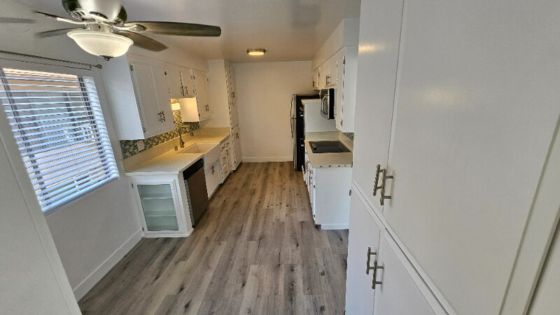 Building Photo - 2130 Beachwood Dr
