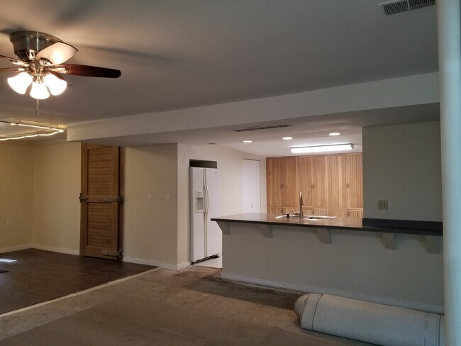 Building Photo - 4015 Oakwood Dr