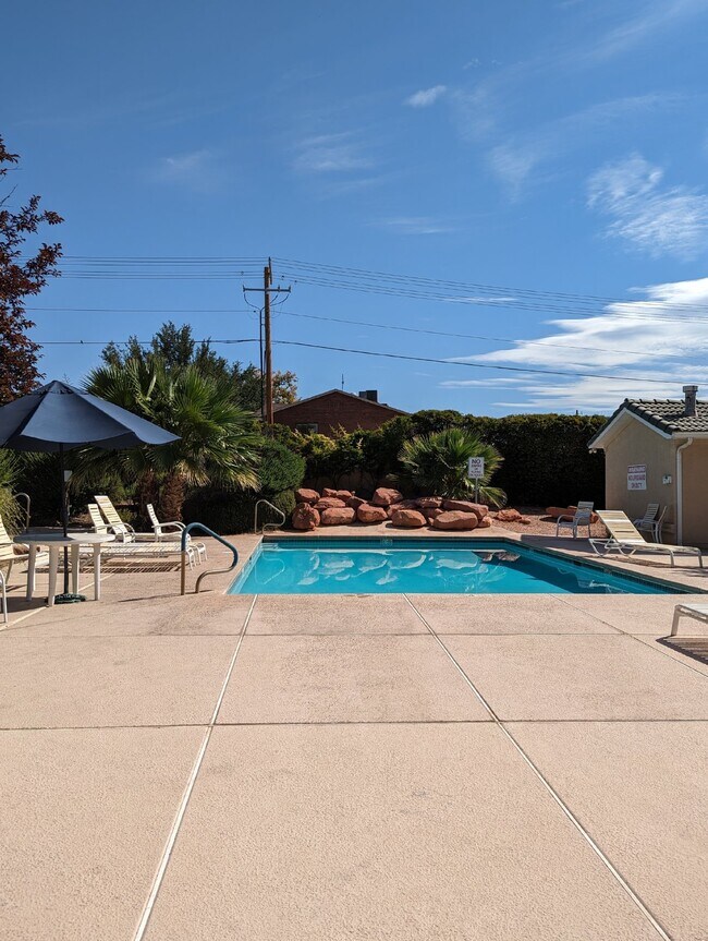 Building Photo - Furnished Quaint, Quiet Location, Centrally Located, 2 Bed 2.5 Bath
