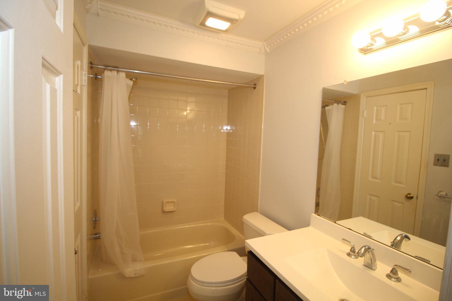 Building Photo - 681A Rose Hollow Dr