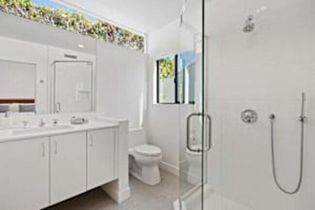 Building Photo - 5 bedroom 5 bath Available for Short Term Rental