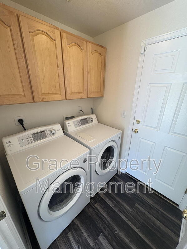 Building Photo - 910 Humboldt Way