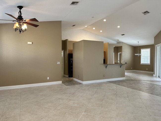 Building Photo - 307 Inman St