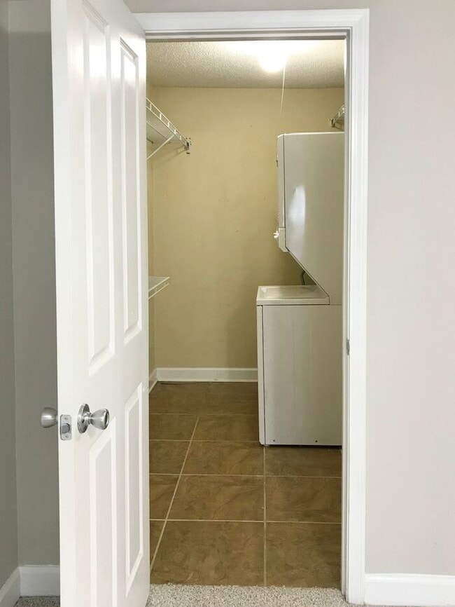 Building Photo - Beautiful 2/2 Condo with Water and Full Se...