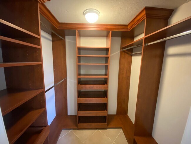 Building Photo - Spacious 3 bedroom, 2 bathroom Condo in Th...
