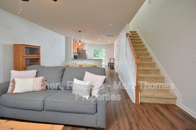 Building Photo - 100 Stratford Lakes Dr