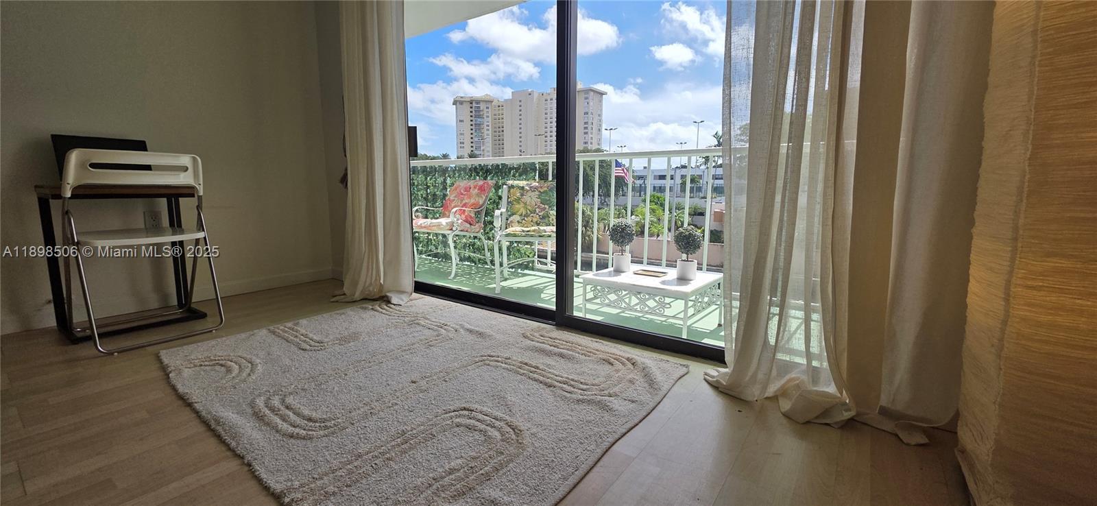 Building Photo - 1650 NE 115th St