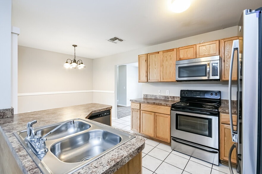 Building Photo - 1209 Croydon Cir