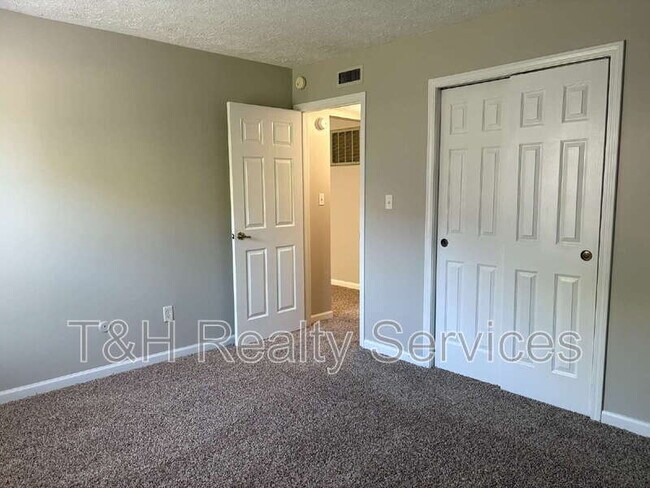 Building Photo - 5925 Dunmore Dr