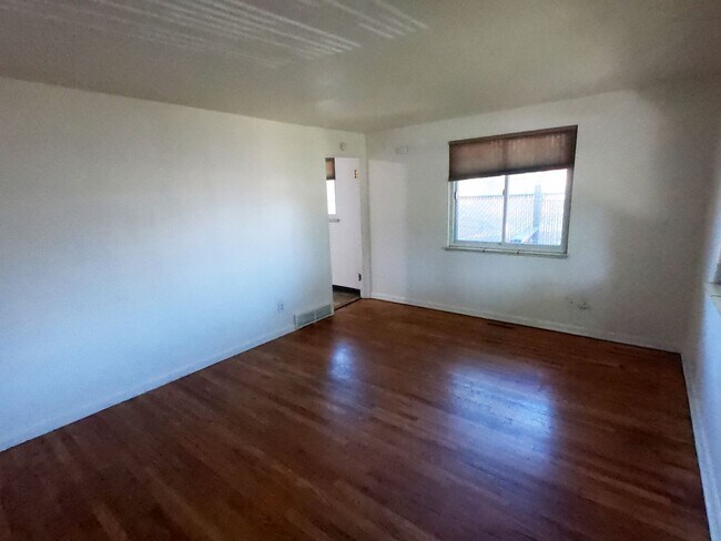 Building Photo - 2345-2347 Goss