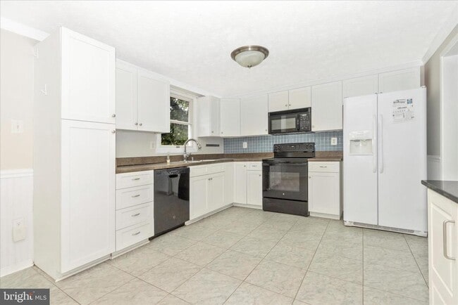 Building Photo - 207 Contour Rd