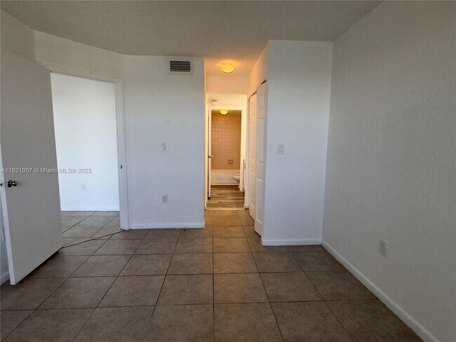 Building Photo - 2831 N Oakland Forest Dr