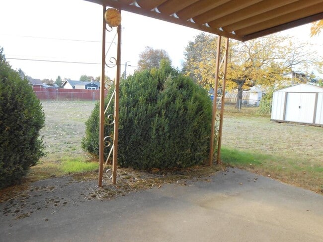 Building Photo - 2860 Willow Dr