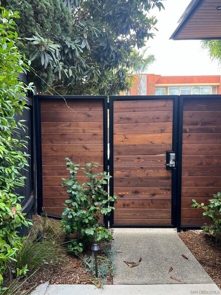 Building Photo - 2529 State St