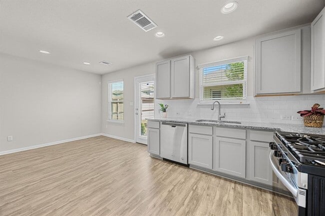 Building Photo - Sorrento Free Standing Home/Condominium - ...