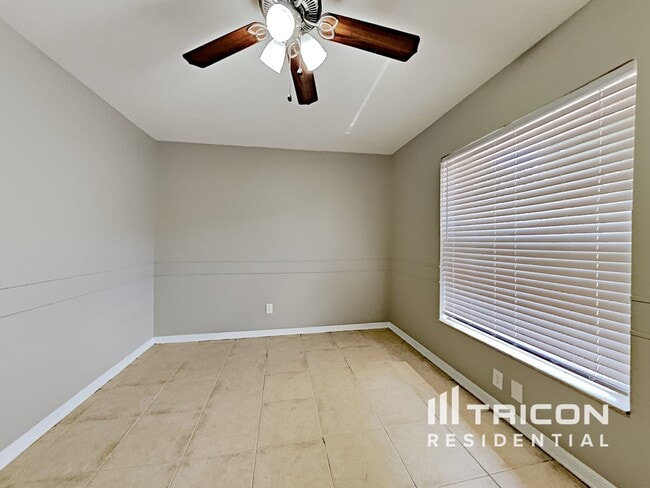 Building Photo - 707 Sand Ridge Dr