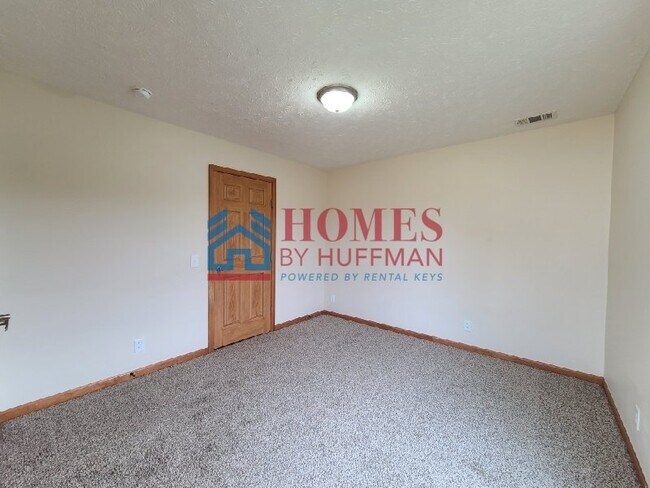 Building Photo - Three Bedroom Townhouse | Two Bath | Chand...