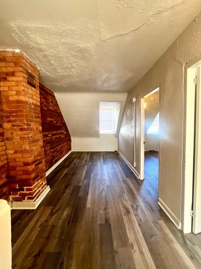 Building Photo - 253 N Mulberry St