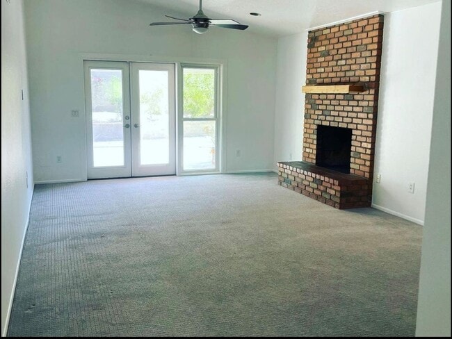 Building Photo - Charming Updated 3 Bed/2 Bath in Great Tem...