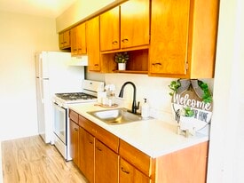 Building Photo - 1028 Conant St