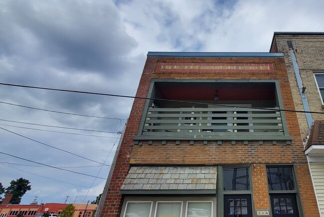 Building Photo - Beautiful 2BR/1BA Apartment with Utilities Included – Prime Downtown Location