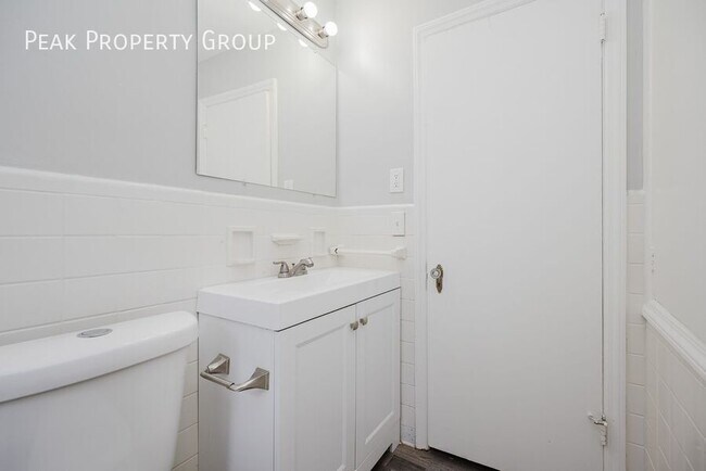 Building Photo - 5828 Ridge Ave