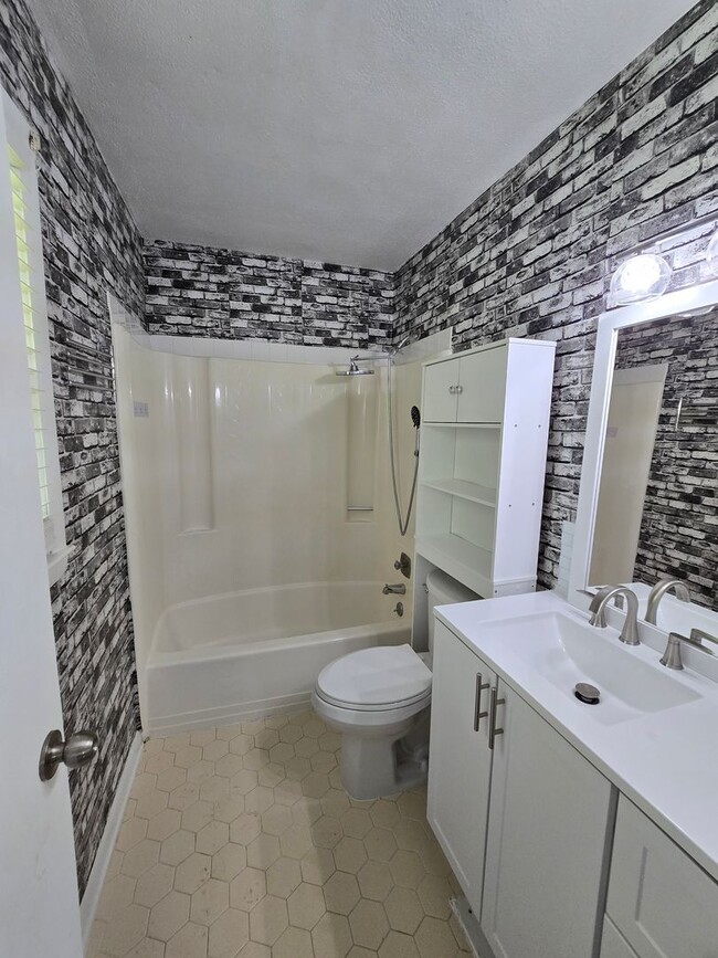 Building Photo - 6004 Shearwater Dr