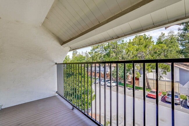 Building Photo - Up-Dated 1/1 3rd. Floor Condo Located in S...