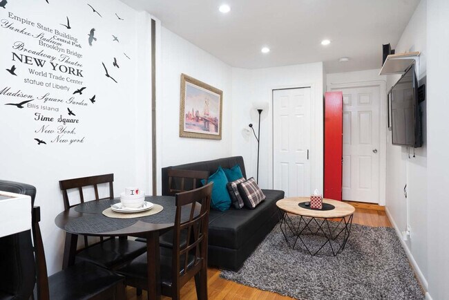 Building Photo - 305 E 104th St