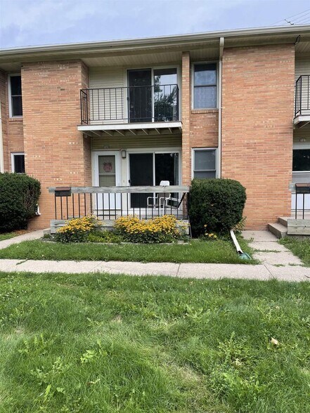 Front of Townhouse - 731 W 9th Ave