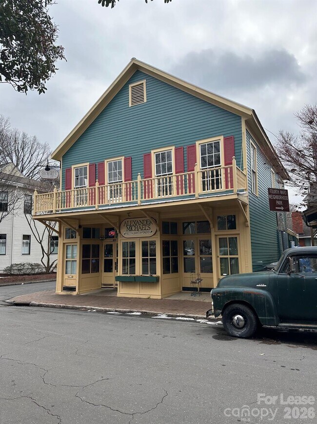 Building Photo - 407 W 9th St