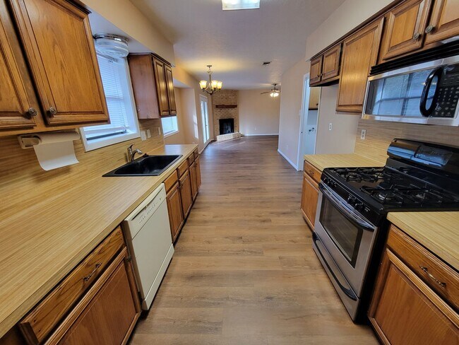 Building Photo - College Station - 3 bedroom / 2 bath / 2 car garage house with fenced in back yard.