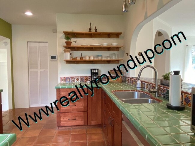 Building Photo - Three bed, Two Bath Home By UOP