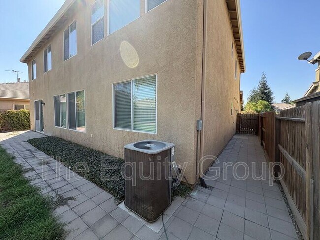 Building Photo - 3116 W Buena Vista Ave