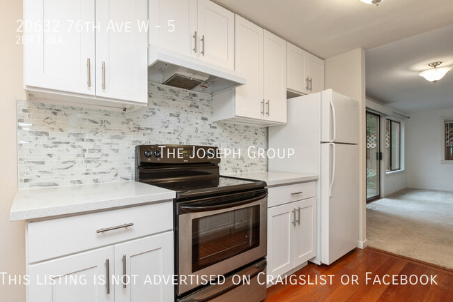 Building Photo - Charming 2BD/1.5BA Edmonds Condo!