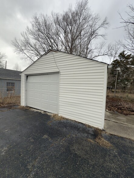 Garage/Shed - 1837 Lower Hunters Trce