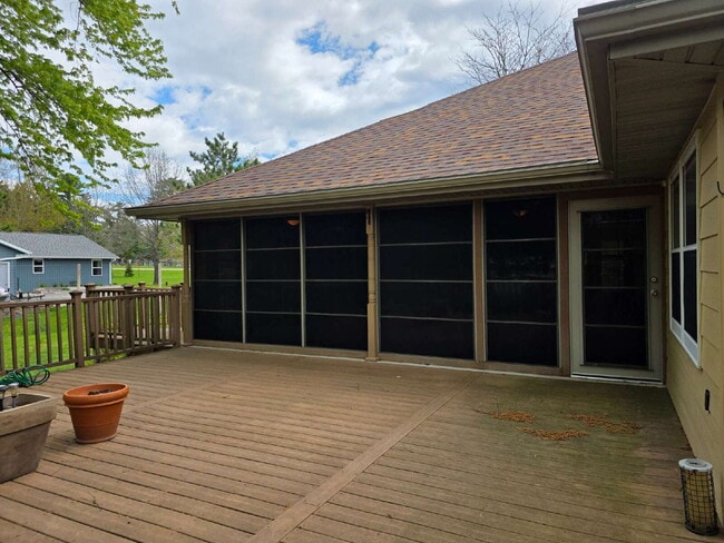 Building Photo - Multi generational Home New London