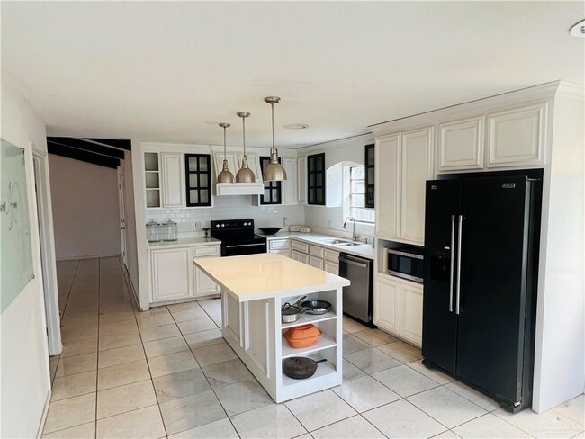 Building Photo - 18 Larkspur Ave