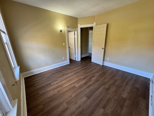 Building Photo - 4 Bedroom House