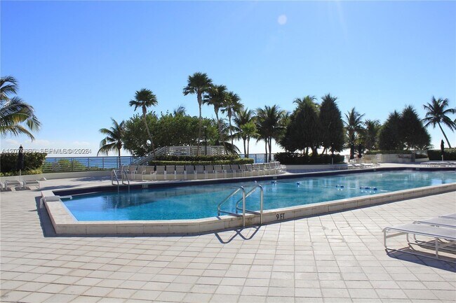 Building Photo - 5151 Collins Ave