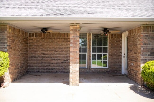 Building Photo - 504 Quail Run N