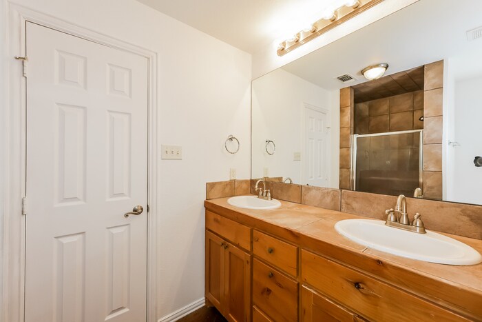 Building Photo - 413 Maplewood St