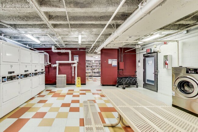Building Photo - Well appointed Studio in PRIME location /All Utilities included