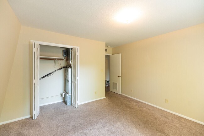 Building Photo - 3812 Country Club Rd