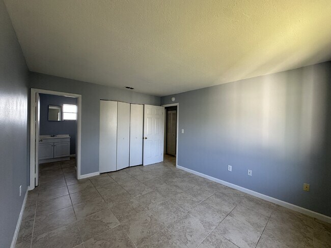 Building Photo - Second floor unit with screened balcony
